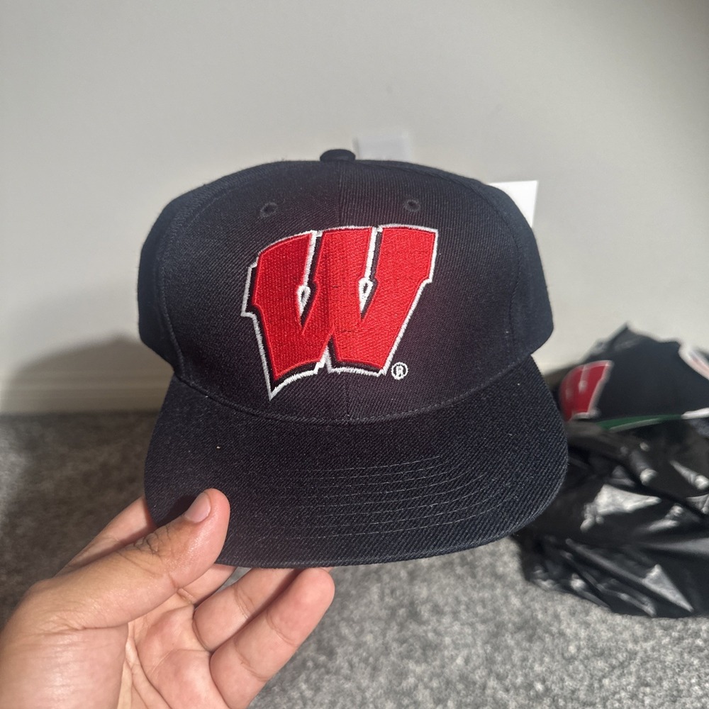 Vintage Wisconsin Badger Hat Cap Fitted 6 7/8 Black Red Sports Specialties NWT